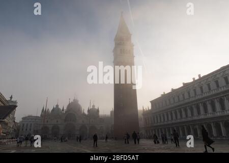 Une vue sur la place Saint-Marc à Venise, en Italie, un matin brumeux Banque D'Images