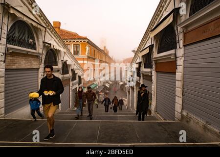 Vue sur le pont du Rialto en début de matinée, à Venise, en Italie Banque D'Images