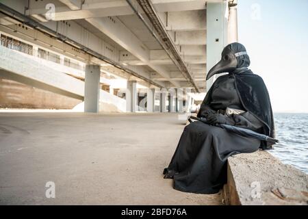 médecin de peste dans une ville vide sur une marina vide Banque D'Images