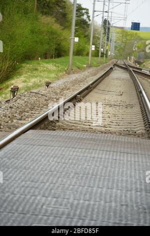 deux voies ou voies de rails se rencontrent en perspective dans une, fusion de deux voies ou voies de rail, la photo peut avoir un sens symbolique de fusion, moi Banque D'Images