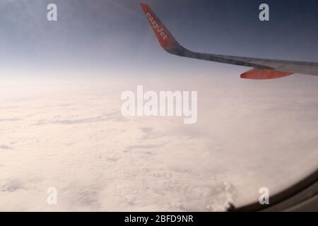 Aile d'un avion EasyJet vue depuis un siège de fenêtre Banque D'Images