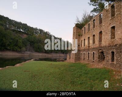 Vestige ancien du château de Grandval, englouti dans l'eau, à Teillet dans le sud de la France. Espace de copie Banque D'Images