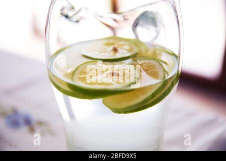 Eau minérale perfusé avec limes, citrons . Citronnade aux agrumes en verre juré. Citron dans un pot en verre . Banque D'Images