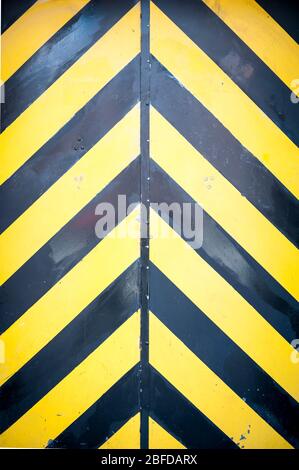 Rayures noires et jaunes sur fond de danger plein format Banque D'Images