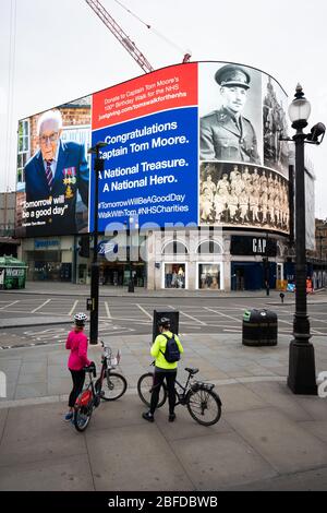 Un hommage horaire au capitaine Tom, vétéran de l'armée à Piccadilly Circus, Londres. Le défi du vétéran de la guerre de 99 ans que le capitaine Tom Moore a lancé pour recueillir de l'argent pour les œuvres caritatives du NHS afin de parcourir 100 tours de son jardin avant son 100ème anniversaire a atteint 20 millions de livres sterling, moins de deux semaines après le début du défi. Il a parcouru ses 100 tours jeudi. Banque D'Images