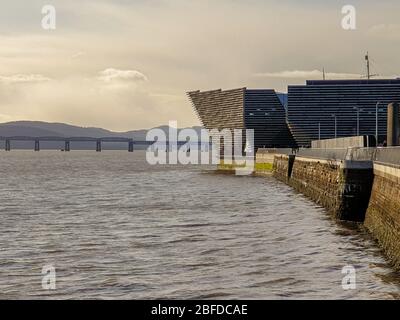 DUNDEE, Royaume-Uni, 18 FÉVRIER 2020 : une photographie documentant le nouveau Victoria and Albert Museum à Dundee en fin d'après-midi, lors d'une journée hivernale ensoleillée. Banque D'Images