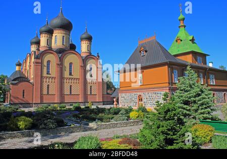 Cathédrale et environs du couvent des Dormition de Pühtitsa. Kurema, Estonie, Europe Banque D'Images