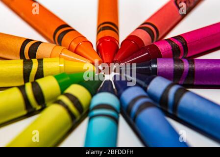 Un ensemble de crayons de coloration pour enfants formés dans un cercle. Banque D'Images