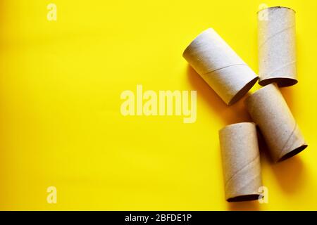 Vue de dessus tubes en papier pendant l'épidémie de coronavirus, fond jaune. Banque D'Images