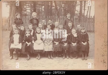 Carte du Cabinet victorien montrant un groupe d'enfants et d'enseignants de l'école à Llandrindod Wells, au Pays de Galles Banque D'Images