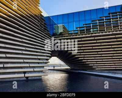 DUNDEE, Royaume-Uni, 18 FÉVRIER 2020 : une photographie documentant le nouveau Victoria and Albert Museum à Dundee en fin d'après-midi, lors d'une journée hivernale ensoleillée. Banque D'Images