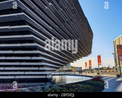 DUNDEE, Royaume-Uni, 18 FÉVRIER 2020 : une photographie documentant le nouveau Victoria and Albert Museum à Dundee en fin d'après-midi, lors d'une journée hivernale ensoleillée. Banque D'Images