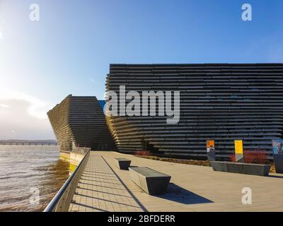 DUNDEE, Royaume-Uni, 18 FÉVRIER 2020 : une photographie documentant le nouveau Victoria and Albert Museum à Dundee en fin d'après-midi, lors d'une journée hivernale ensoleillée. Banque D'Images