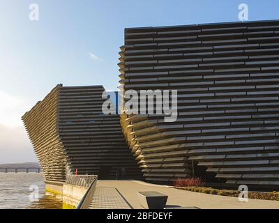 DUNDEE, Royaume-Uni, 18 FÉVRIER 2020 : une photographie documentant le nouveau Victoria and Albert Museum à Dundee en fin d'après-midi, lors d'une journée hivernale ensoleillée. Banque D'Images