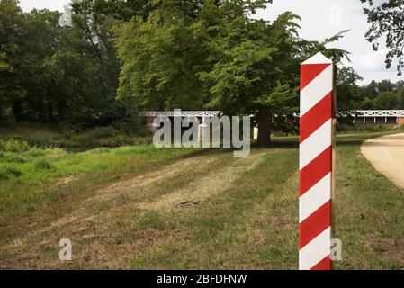 Double pont (Doppelbrucke) entre la Pologne et l'Allemagne sur la rivière Nysa Luzycka (Lausitzer Neisse) au parc Muzakowski (parc von Muskau) près de Leknica. Banque D'Images