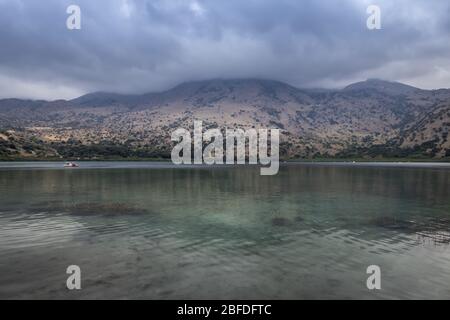 Lac d'eau douce de Kourna sur l'île de Crète, Grèce par temps nuageux jour d'été. Banque D'Images