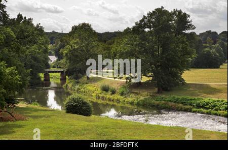 Double pont (Doppelbrucke) entre la Pologne et l'Allemagne sur la rivière Nysa Luzycka (Lausitzer Neisse) au parc Muzakowski (parc von Muskau) près de Leknica. Banque D'Images