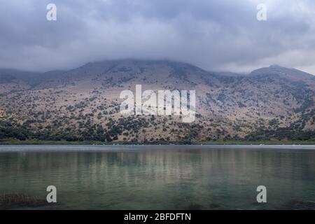 Lac d'eau douce de Kourna sur l'île de Crète, Grèce par temps nuageux jour d'été. Banque D'Images