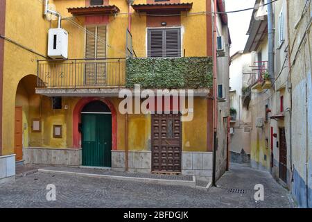 Une rue étroite entre les vieilles maisons de Teano dans la province de Caserta, Italie Banque D'Images