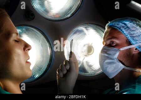 Un chirurgien masculin se prépare à faire la première incision. Banque D'Images
