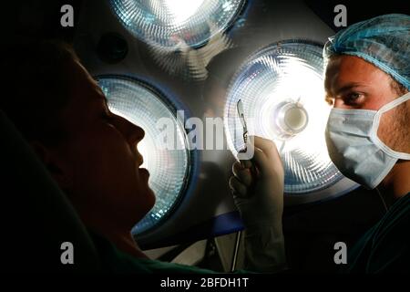 Un chirurgien masculin se prépare à faire la première incision. Banque D'Images