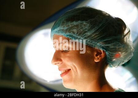 Chirurgien sous les lampes chirurgicales Banque D'Images