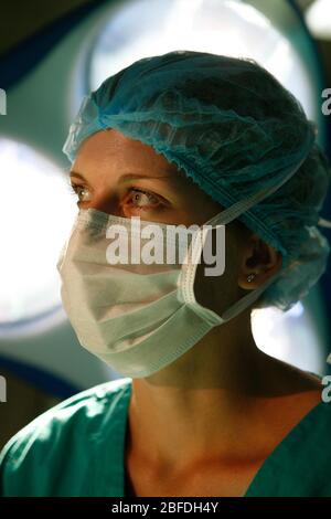 Chirurgien Maksed sous les lampes chirurgicales Banque D'Images