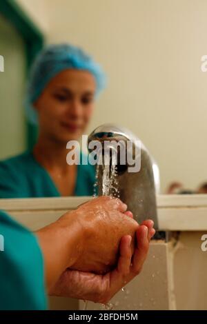 Chirurgien se lave les mains avant la chirurgie Banque D'Images