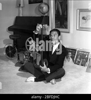 Entertainer, comédien, animateur de spectacle et écrivain Bob Monkhouse en 1967. Photo de Tony Henshaw Archive Banque D'Images