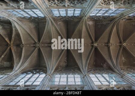 Le toit de la nef à l'intérieur de la cathédrale Saint Gatien. Banque D'Images