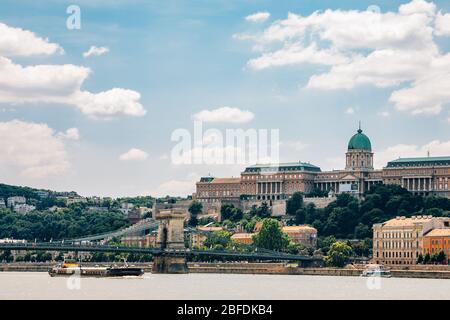 Le Château de Buda et le pont à chaînes avec Danube à Budapest, Hongrie Banque D'Images