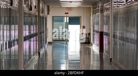 Un couloir vide dans les écoles secondaires parce que l'école est fermée en raison du caronavirus en mars 2020. Banque D'Images