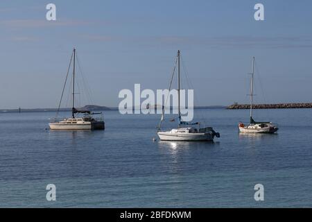 Trois yachts amarrés dans la baie d'Esperance, Australie occidentale Banque D'Images