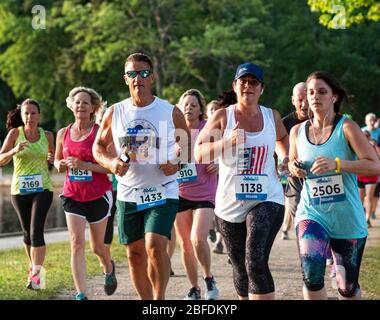 North Babylone, New York, États-Unis - 8 juillet 2019: Gros plan de nombreux coureurs qui font 5 km autour du parc national de Belmont Lake pendant l'été annuel du parc national Banque D'Images