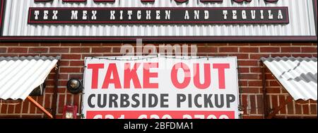 Babylone, New York, États-Unis - 1er avril 2020 : à emporter uniquement avec l'affiche de ramassage au bord du trottoir placée sur un mur de briques sous une enseigne de restaurants en raison du coronavirus COVI Banque D'Images