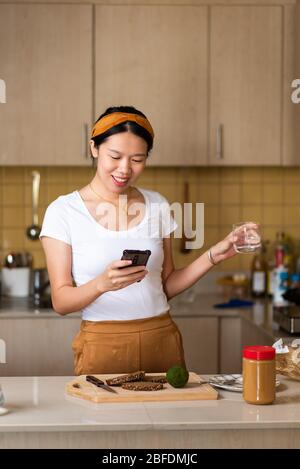 Femme faisant du toast au beurre d'arachide avocat pour un petit déjeuner sain à la maison Banque D'Images