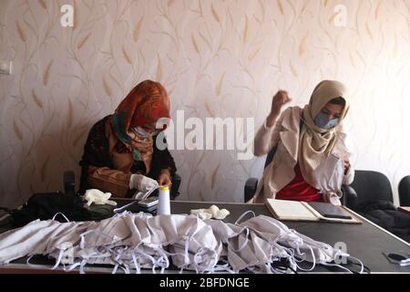 Sari Pul, Afghanistan. 13 avril 2020. Les femmes afghanes font des masques dans un atelier de confection de costumes dans la province de Sari Pul, en Afghanistan, le 13 avril 2020. POUR ALLER AVEC: "Feature: Des filles afghanes faisant des masques de facembare pour encourager la lutte contre la COVID-19" crédit: Mohammad Jan Aria/Xinhua/Alay Live News Banque D'Images