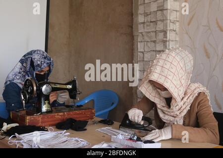 Sari Pul, Afghanistan. 13 avril 2020. Les femmes afghanes font des masques dans un atelier de confection de costumes dans la province de Sari Pul, en Afghanistan, le 13 avril 2020. POUR ALLER AVEC: "Feature: Des filles afghanes faisant des masques de facembare pour encourager la lutte contre la COVID-19" crédit: Mohammad Jan Aria/Xinhua/Alay Live News Banque D'Images