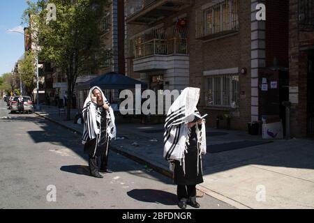 New York City, États-Unis. 15 avril 2020. Les croyants orthodoxes juifs prient dans la rue depuis que les temples ont été fermés au milieu de l'épidémie de coronavirus.le gouverneur de l'État de New York, Andrew Cuomo, a annoncé que New York continuera sur ?PAUSE?avec des entreprises non essentielles fermées et un abri en place jusqu'au 15 mai. Crédit: Braulio Jatar/SOPA Images/ZUMA Wire/Alay Live News Banque D'Images