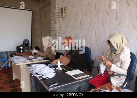 Sari Pul, Afghanistan. 13 avril 2020. Les femmes afghanes font des masques dans un atelier de confection de costumes dans la province de Sari Pul, en Afghanistan, le 13 avril 2020. POUR ALLER AVEC: "Feature: Des filles afghanes faisant des masques de facembare pour encourager la lutte contre la COVID-19" crédit: Mohammad Jan Aria/Xinhua/Alay Live News Banque D'Images