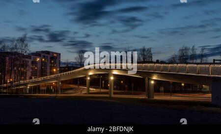 Quartier résidentiel finlandais et pont piéton à Espoo Banque D'Images