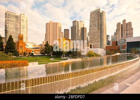 Yerba Buena Gardens et les gratte-ciel du centre-ville de San Francisco, Californie, États-Unis Banque D'Images