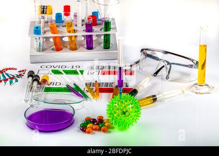 Microbiologiste avec un tube d'échantillon biologique contaminé par le coronavirus avec l'étiquette Covid-19 / médecin en laboratoire avec un tube biologique pour Banque D'Images