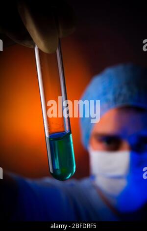 Technicien de laboratoire examinant le contenu liquide d'un tube à essai. Banque D'Images