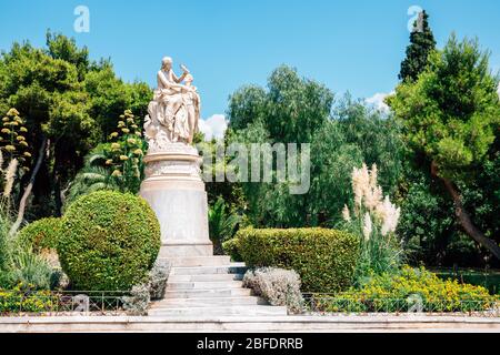 Athènes, Grèce - 6 août 2019 : Statue du Seigneur Byron avec des arbres verts Banque D'Images