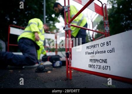 Un fixng enigineer BT lignes téléphoniques dans le nord de Londres. Banque D'Images