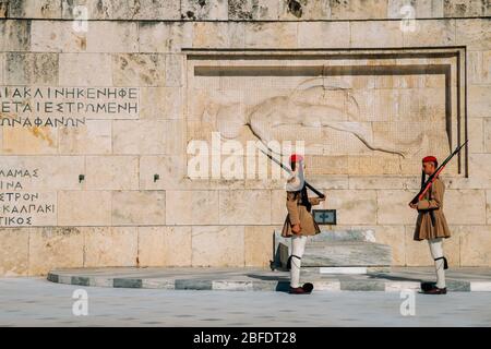 Athènes, Grèce - 6 août 2019 : changement de la cérémonie de garde dans le bâtiment du Parlement grec Banque D'Images