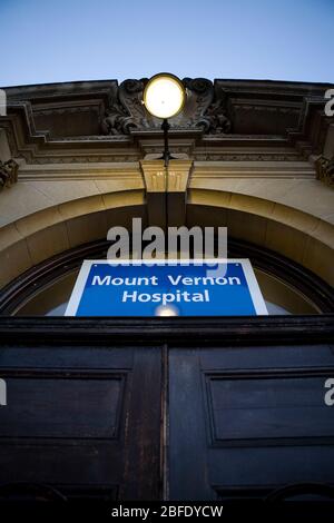 Entrée à l'hôpital Mount Vernon. L'hôpital Mount Vernon offre des services spécialisés de lutte contre le cancer non chirurgical et une unité de brûlures. Le Mont Vernon est curr Banque D'Images