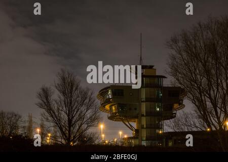 Tour de contrôle pour les trains à droite dans la zone de fret dans la zone portuaire étendue de Hambourg - photo de nuit à exposition longue Banque D'Images