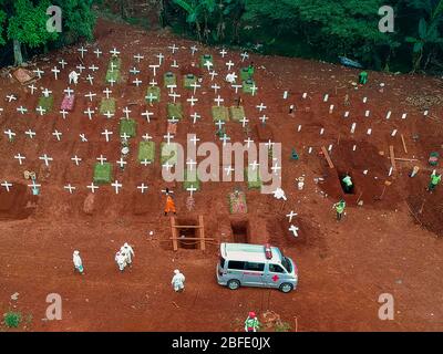 L'image aérienne montre aux travailleurs qui préparent un lieu de sépulture pour une victime du coronavirus COVID-19 dans un cimetière de Jakarta le 18 avril 2020. (Photo de Ahmad Soleh / INA photo Agency / Sipa USA) Banque D'Images